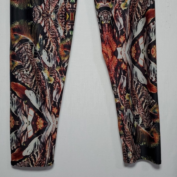 Onzie Jamaica Feather Print Capri Workout Leggings - Picture 4 of 8